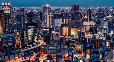 路氹综合度假区宏伟建筑群夜景，金色灯光映照下的豪华度假村外观，澳门新地标的视觉震撼